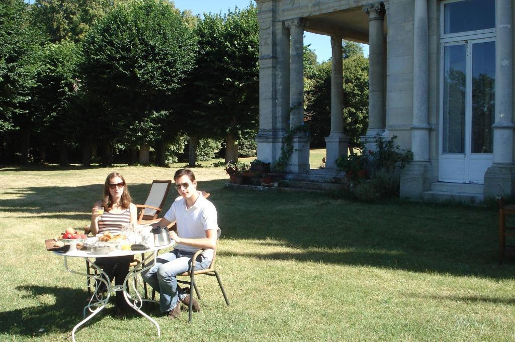 Chateau De La Madeleine Bed & Breakfast Pressagny l'Orgueilleux Exterior photo